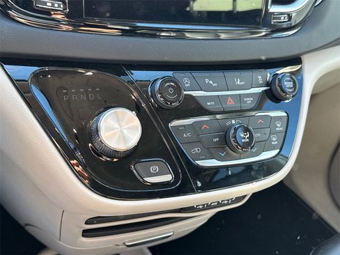 Used 2023 Chrysler Pacifica Touring-L image 24
