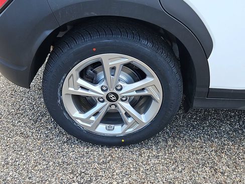 Used 2023 Hyundai Kona SEL AWD/4WD image 9