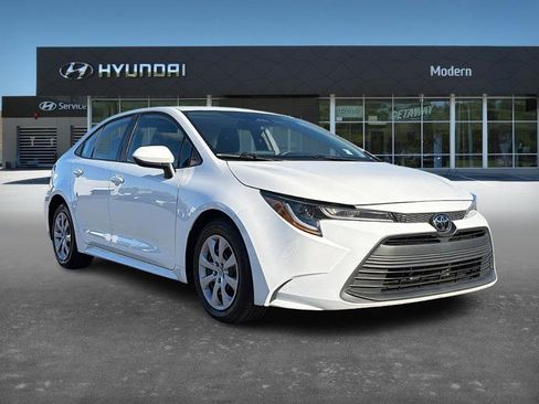 Used 2023 Toyota Corolla LE image 3