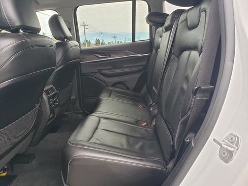 Used 2023 Jeep Grand Cherokee Limited image 12