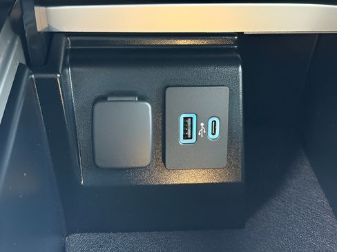 Used 2022 Ford Explorer XLT w/ Equipment Group 202A AWD/4WD image 14