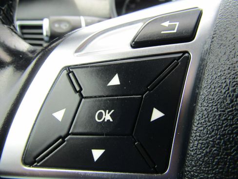 Used 2015 Mercedes-Benz GL 550 4MATIC image 41
