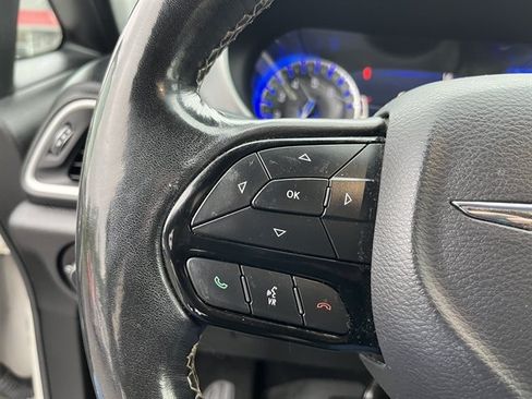 Used 2020 Chrysler Pacifica Touring-L w/ Advanced Safetytec Group FWD image 21