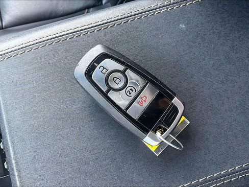 Used 2025 Ford Bronco Badlands image 6