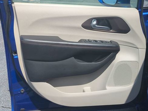 Used 2019 Chrysler Pacifica Touring-L w/ Tire & Wheel Group FWD image 12