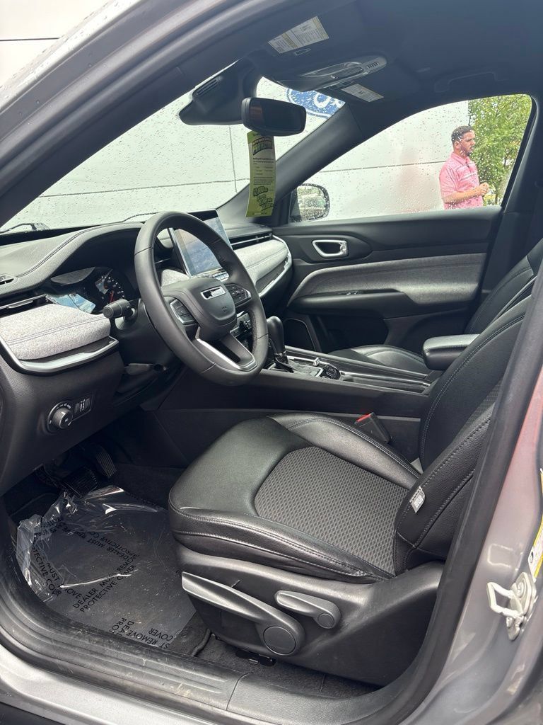 Used 2024 Jeep Compass Latitude AWD/4WD image 19