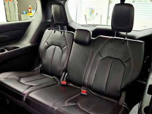 Used 2024 Chrysler Pacifica Limited FWD image 23
