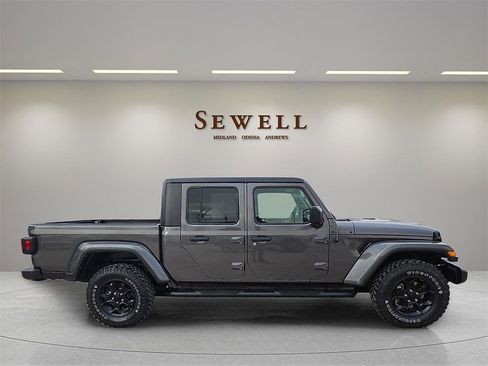 Used 2023 Jeep Gladiator Willys image 5