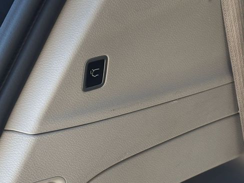 Used 2023 Chrysler Voyager LX image 23