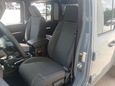 New 2025 Jeep Gladiator Sport image 28