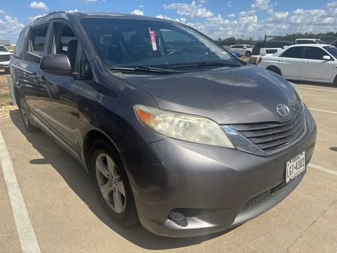 Used 2015 Toyota Sienna LE FWD image 2