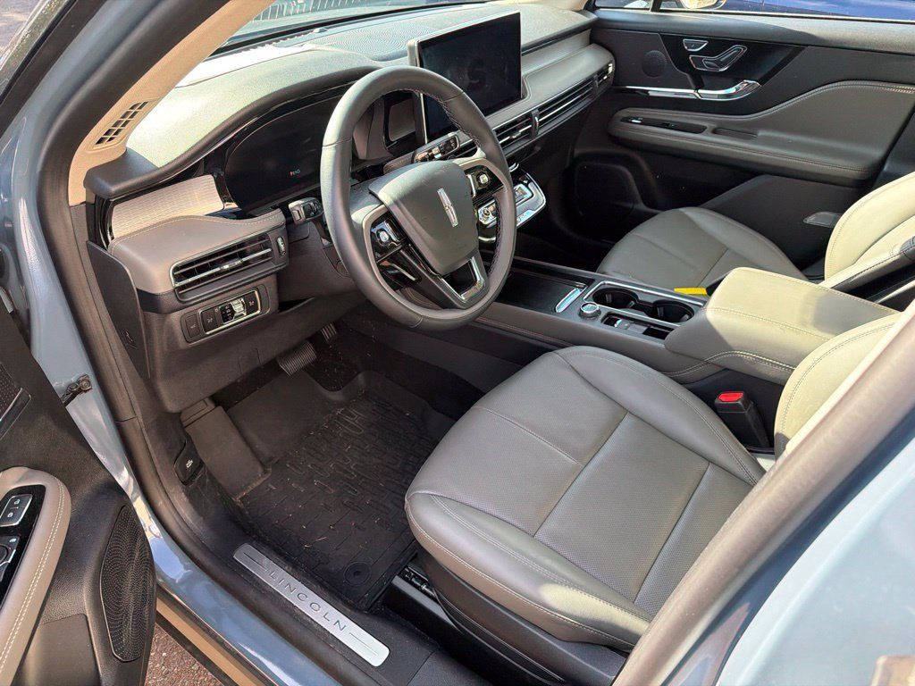 Used 2025 Lincoln Corsair AWD w/ Equipment Group 101A image 5