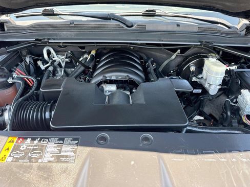 Used 2019 Chevrolet Suburban LT RWD image 32