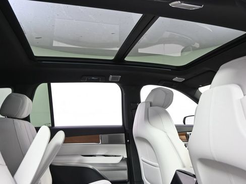 New 2027 Cadillac Vistiq Sport w/ LPO, Floor Liner Package AWD/4WD image 17