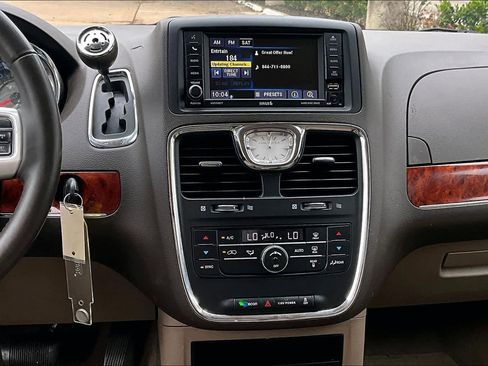 Used 2016 Chrysler Town & Country Touring image 7