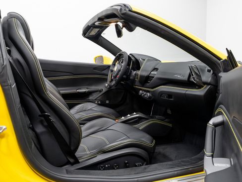 Used 2017 Ferrari 488 Spider image 33