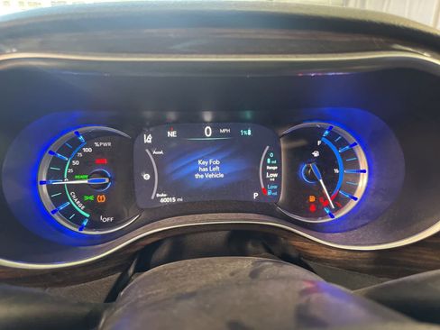 Used 2021 Chrysler Pacifica Limited w/ Uconnect Theater Family Group FWD image 18