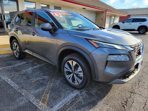 Used 2023 Nissan Rogue SV image 3