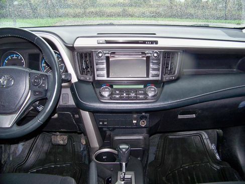 Used 2018 Toyota RAV4 XLE AWD/4WD image 40
