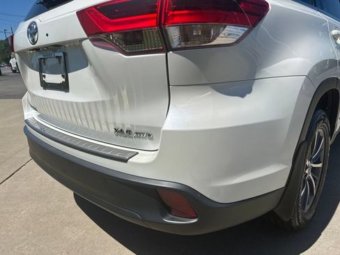 Used 2019 Toyota Highlander XLE AWD/4WD image 15