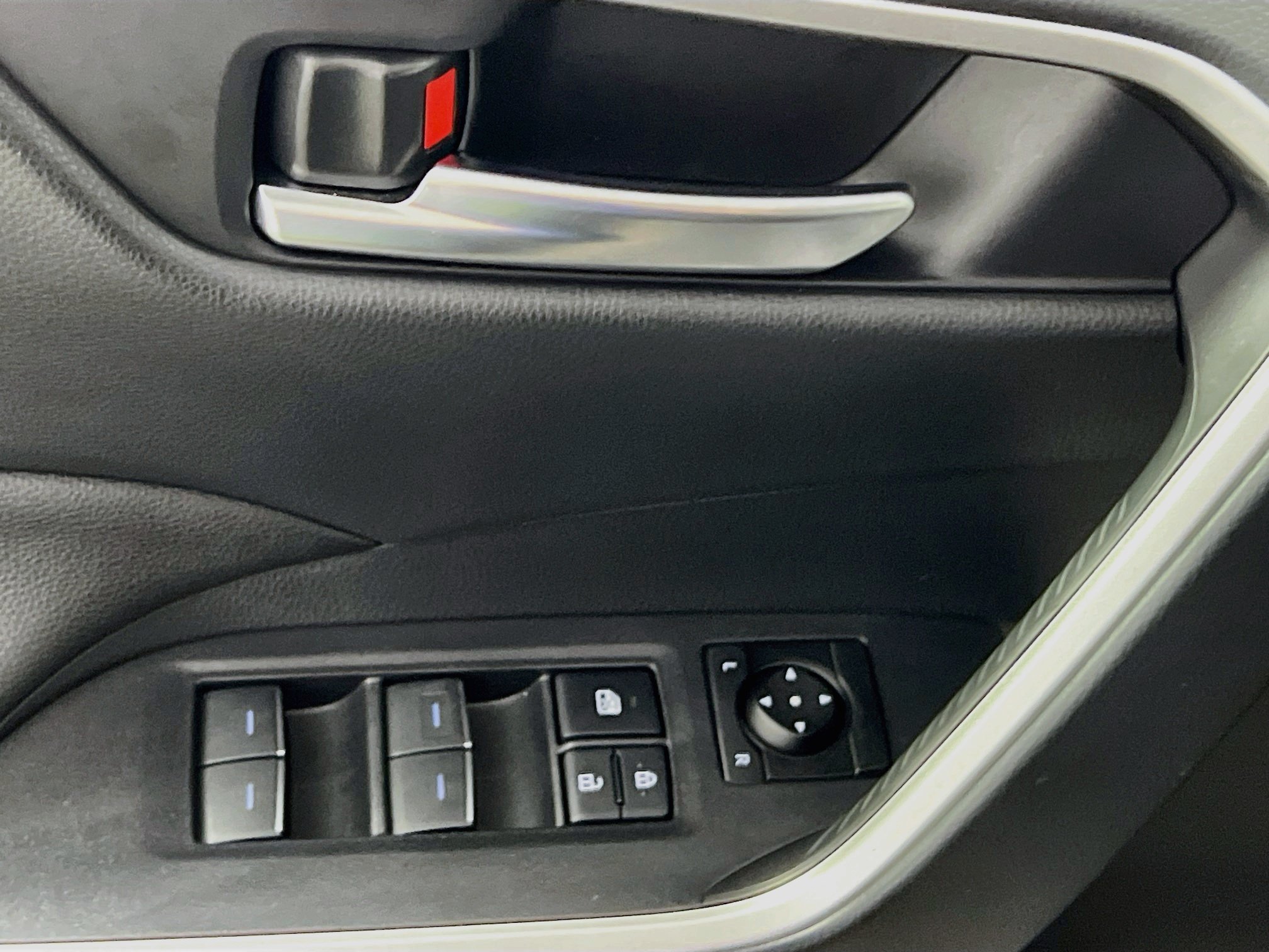 Used 2025 Toyota RAV4 XLE AWD/4WD image 17