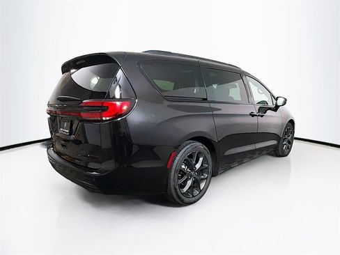 Used 2025 Chrysler Pacifica Limited image 7