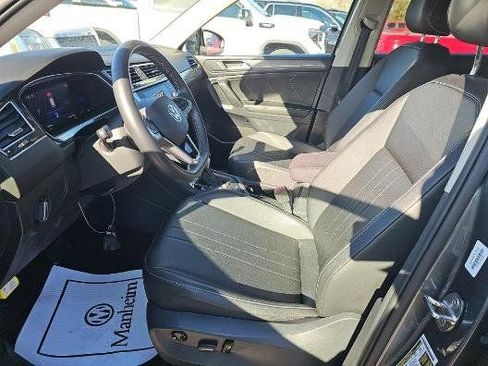 Used 2023 Volkswagen Tiguan SE image 2