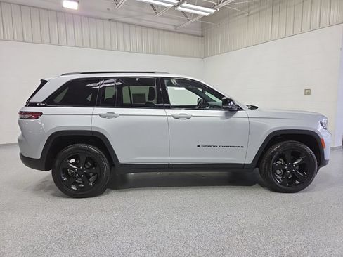 Used 2024 Jeep Grand Cherokee Limited w/ Black Appearance Package AWD/4WD image 8