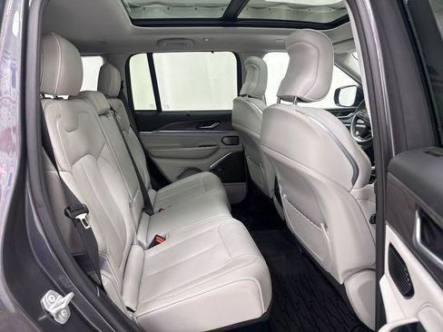 Used 2022 Jeep Grand Cherokee Overland w/ Luxury Tech Group IV AWD/4WD image 12