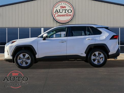 Used 2022 Toyota RAV4 LE image 4