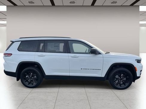 New 2025 Jeep Grand Cherokee L Altitude image 2