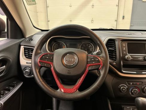 Used 2016 Jeep Cherokee Sport FWD image 17