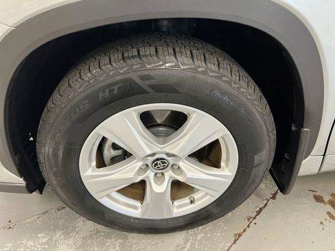 Used 2023 Toyota Highlander LE image 25