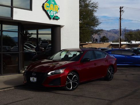 Used 2023 Nissan Altima 2.5 SR image 2