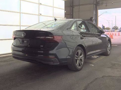 Used 2024 Volkswagen Jetta SE FWD image 3