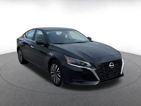 Used 2025 Nissan Altima 2.5 SV image 3