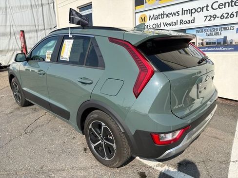 Certified 2023 Kia Niro EX FWD image 3