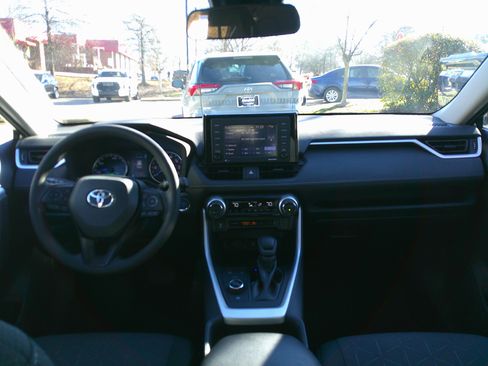 Used 2022 Toyota RAV4 XLE image 28
