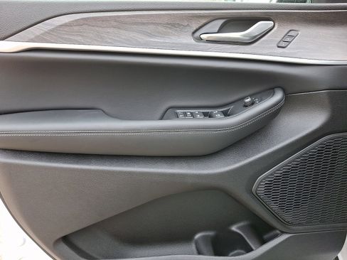 New 2025 Jeep Grand Cherokee Limited image 8