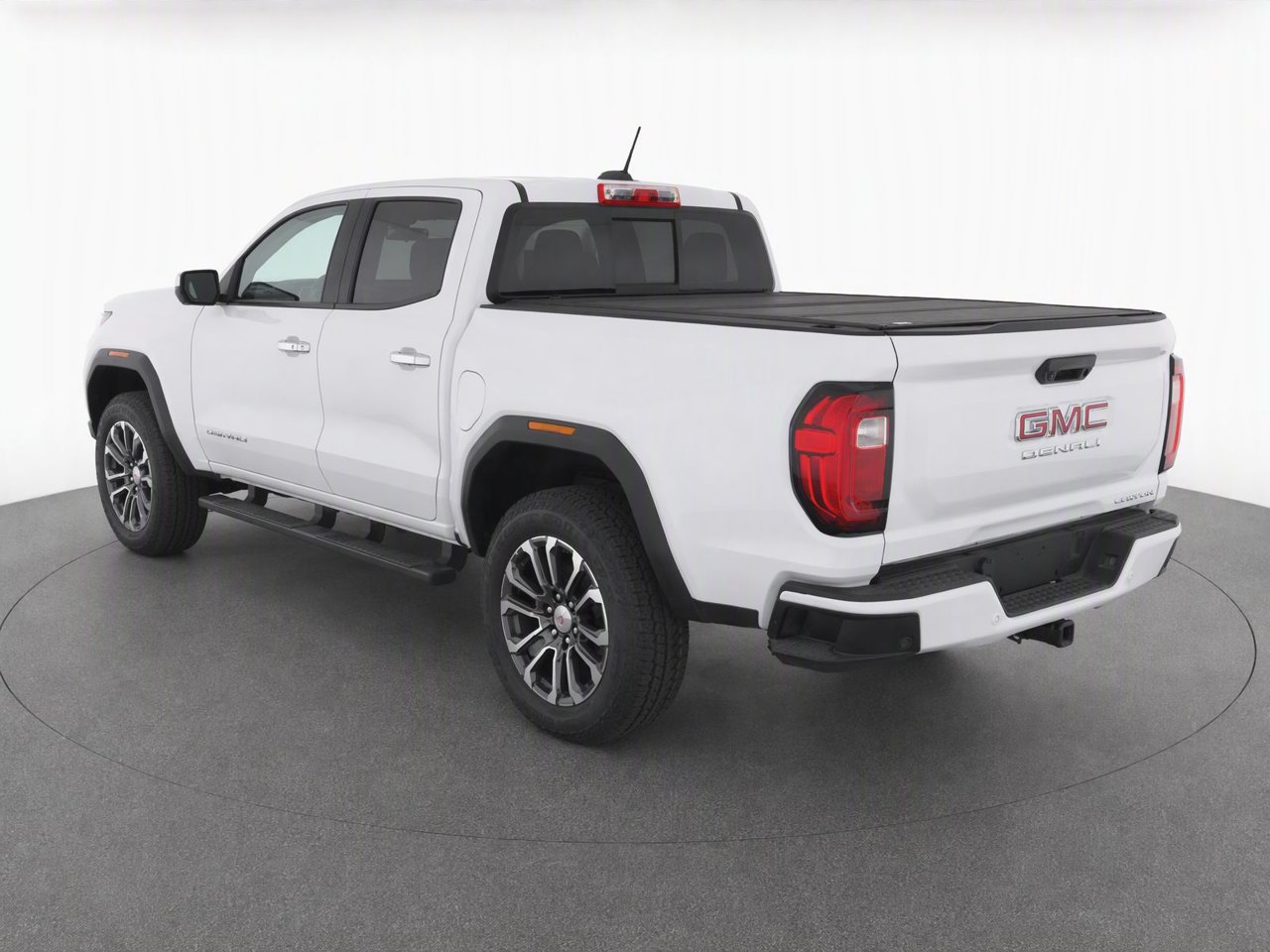 Used 2024 GMC Canyon Denali AWD/4WD image 3