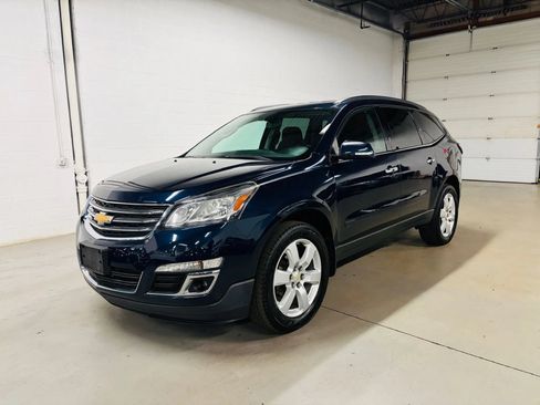 Used 2017 Chevrolet Traverse LT w/ Style and Technology Package FWD image 2