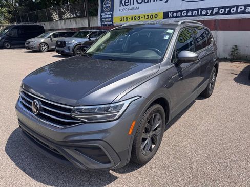 Used 2022 Volkswagen Tiguan SE AWD/4WD image 1