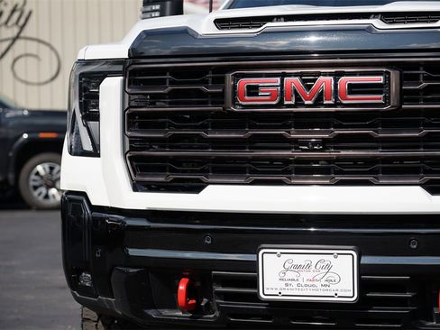 Used 2025 GMC Sierra 2500 AT4X image 9