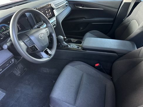 Used 2025 Toyota Camry LE w/ Convenience Package image 9