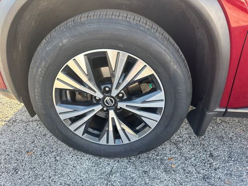 Used 2021 Nissan Rogue SV w/ Premium Package image 12