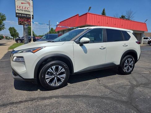 Used 2023 Nissan Rogue SV AWD/4WD image 2