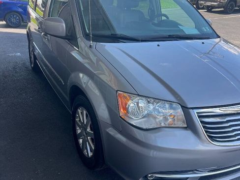 Used 2015 Chrysler Town & Country Touring FWD image 6