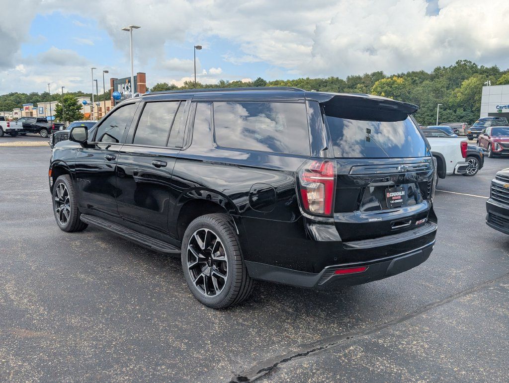Used 2023 Chevrolet Suburban RST w/ Luxury Package AWD/4WD image 5