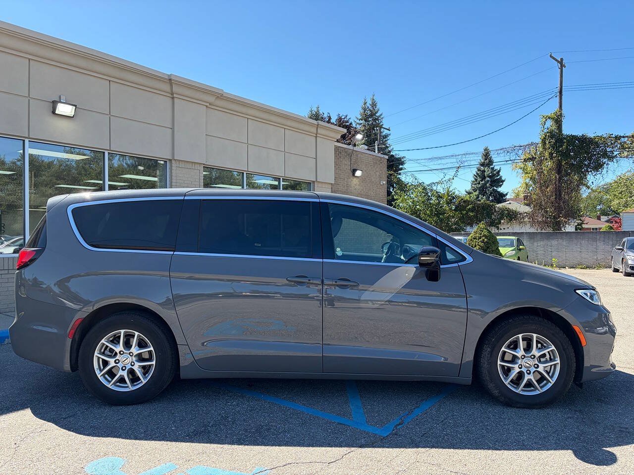 Used 2025 Chrysler Pacifica Select FWD image 4