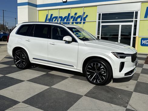 Used 2025 Volvo XC90 B6 Plus image 2